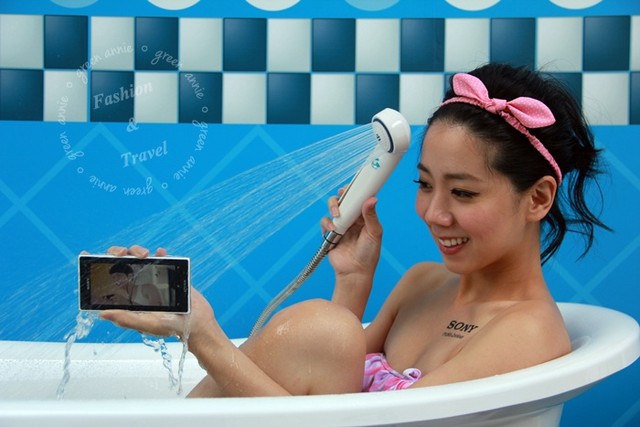 日本年輕女性喜好沐浴時使用手機